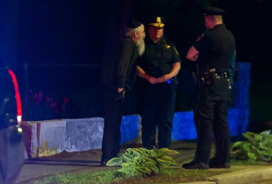 שוטרים בשיחה עם שליח חב"ד בזירה