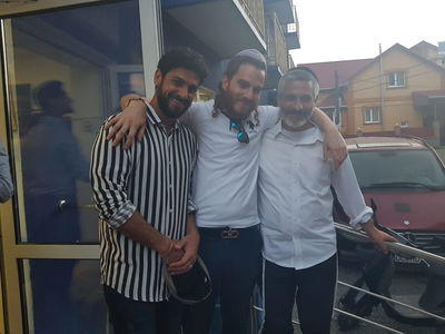 אביב אלוש ואביתר בנאי ביקרו באומן • צפו