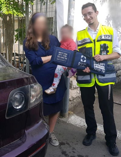 הפעוטה יחד עם אמה לאחר החילוץ המוצלח