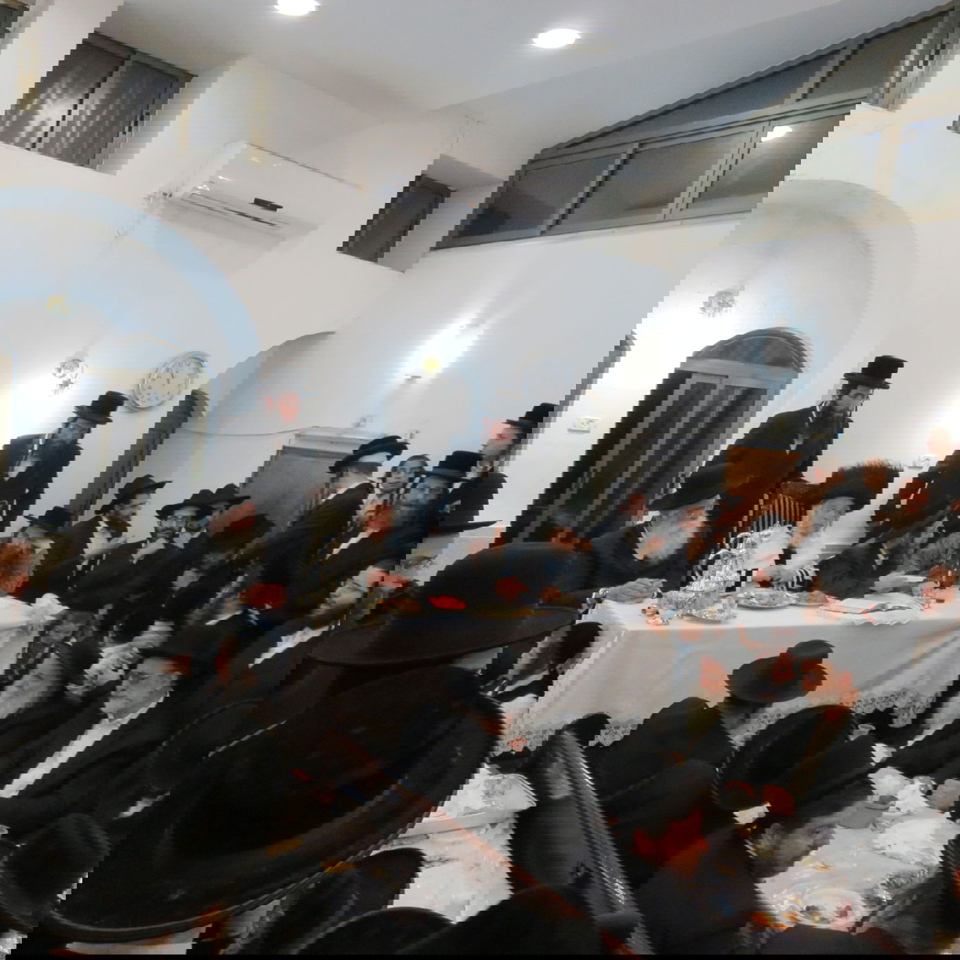 טיש 'פסח שני' בחסידות קרעטשניף סיגעט