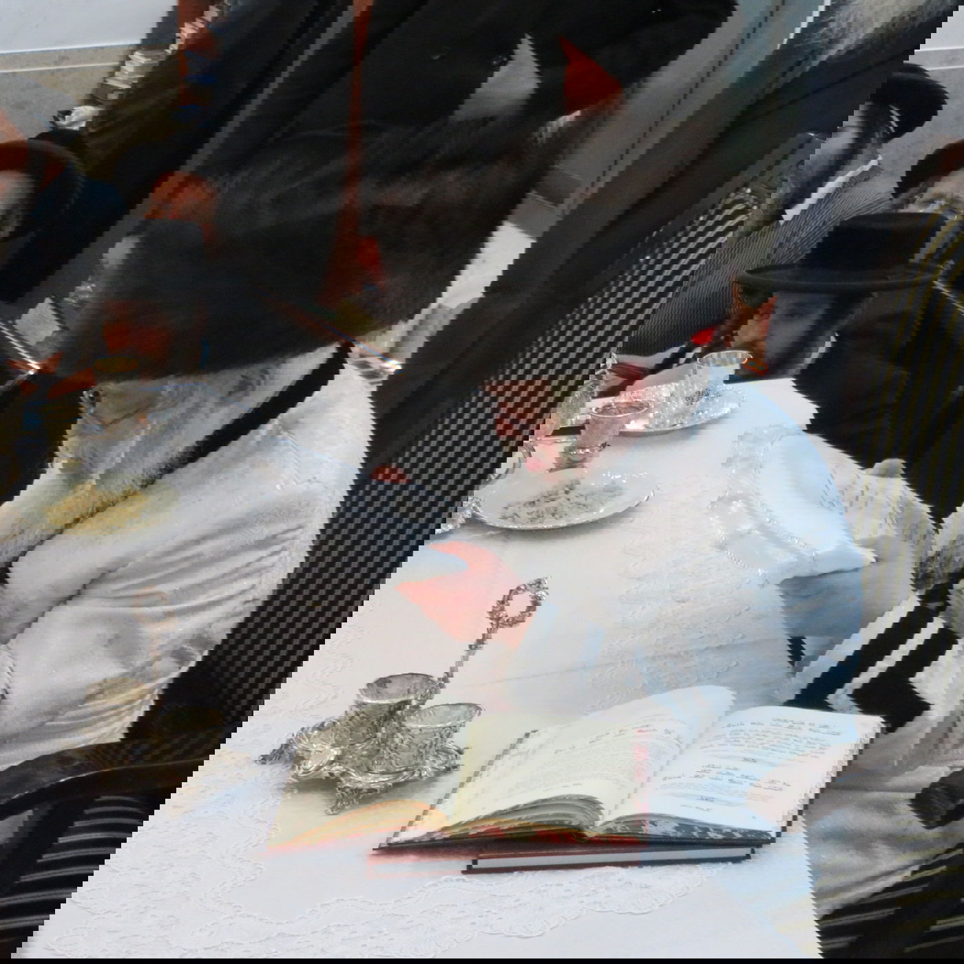 טיש 'פסח שני' בחסידות קרעטשניף סיגעט