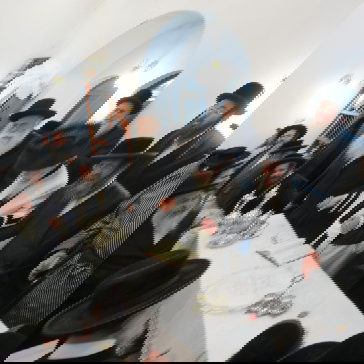 טיש 'פסח שני' בחסידות קרעטשניף סיגעט