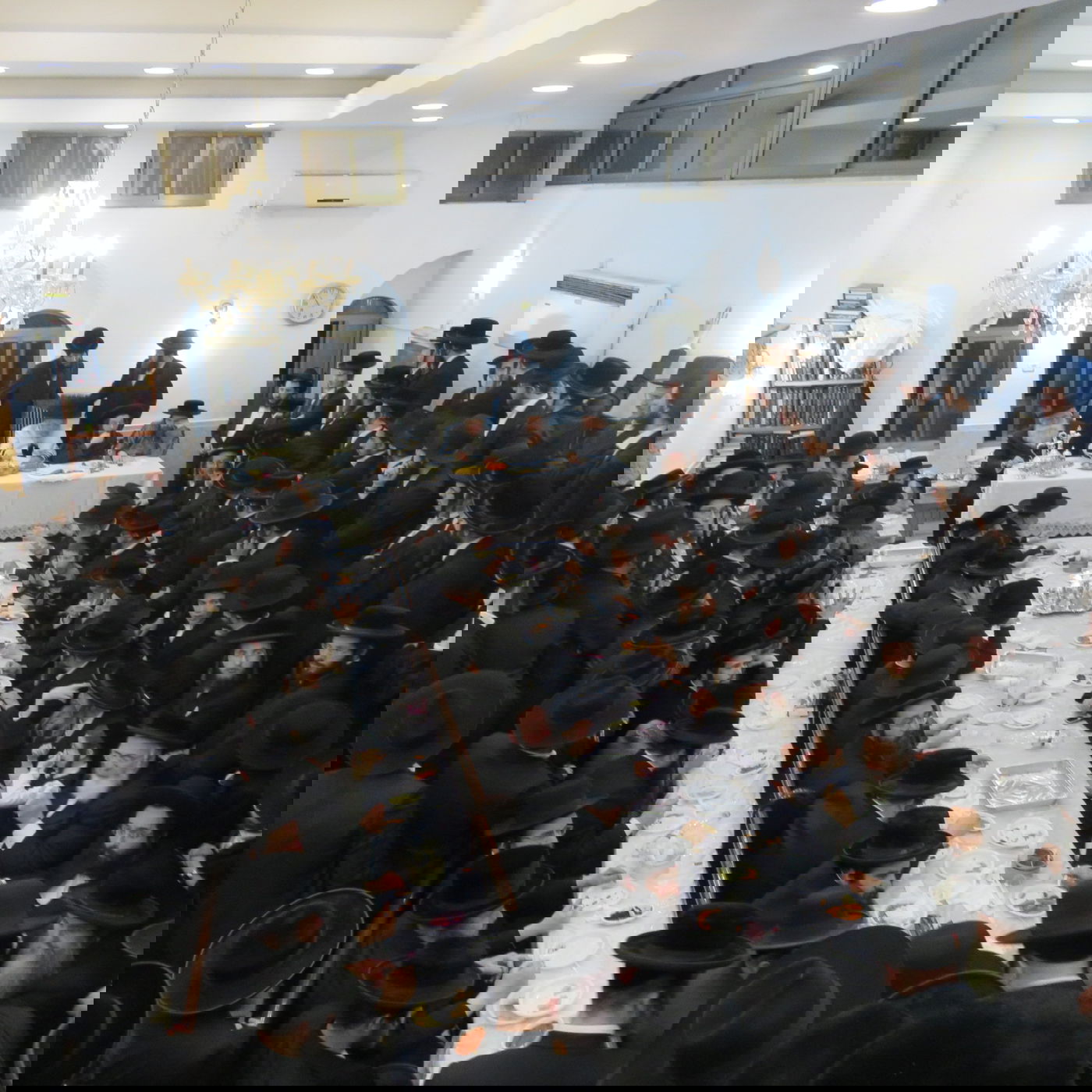 טיש 'פסח שני' בחסידות קרעטשניף סיגעט