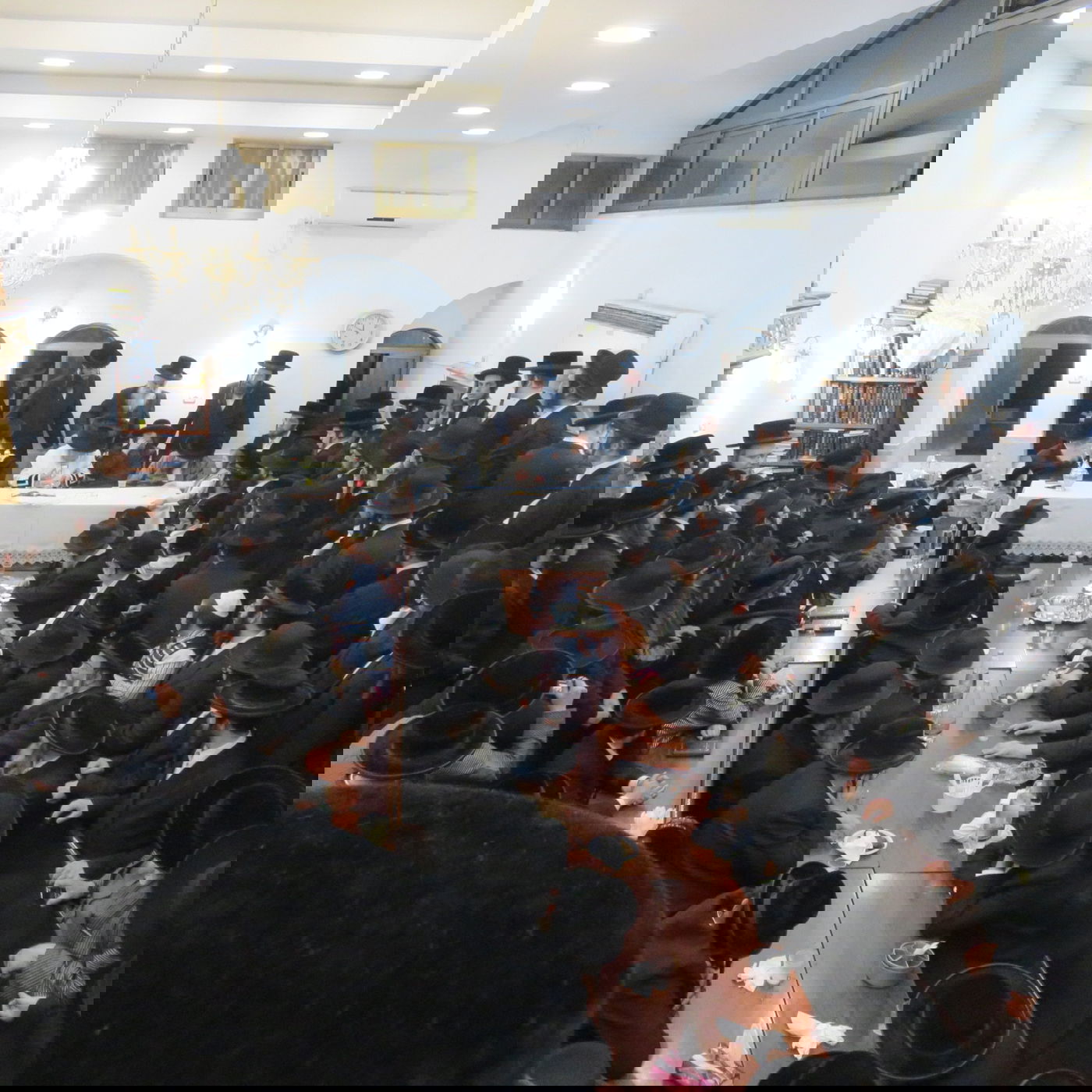 טיש 'פסח שני' בחסידות קרעטשניף סיגעט