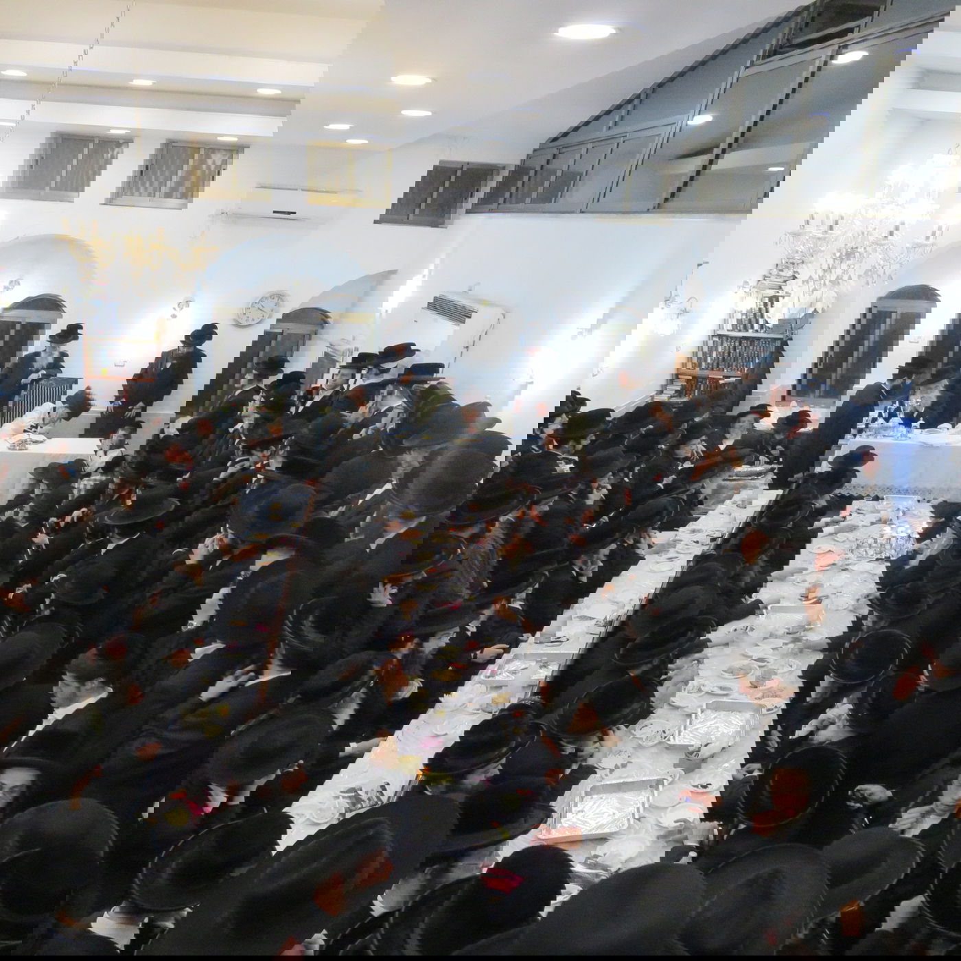 טיש 'פסח שני' בחסידות קרעטשניף סיגעט