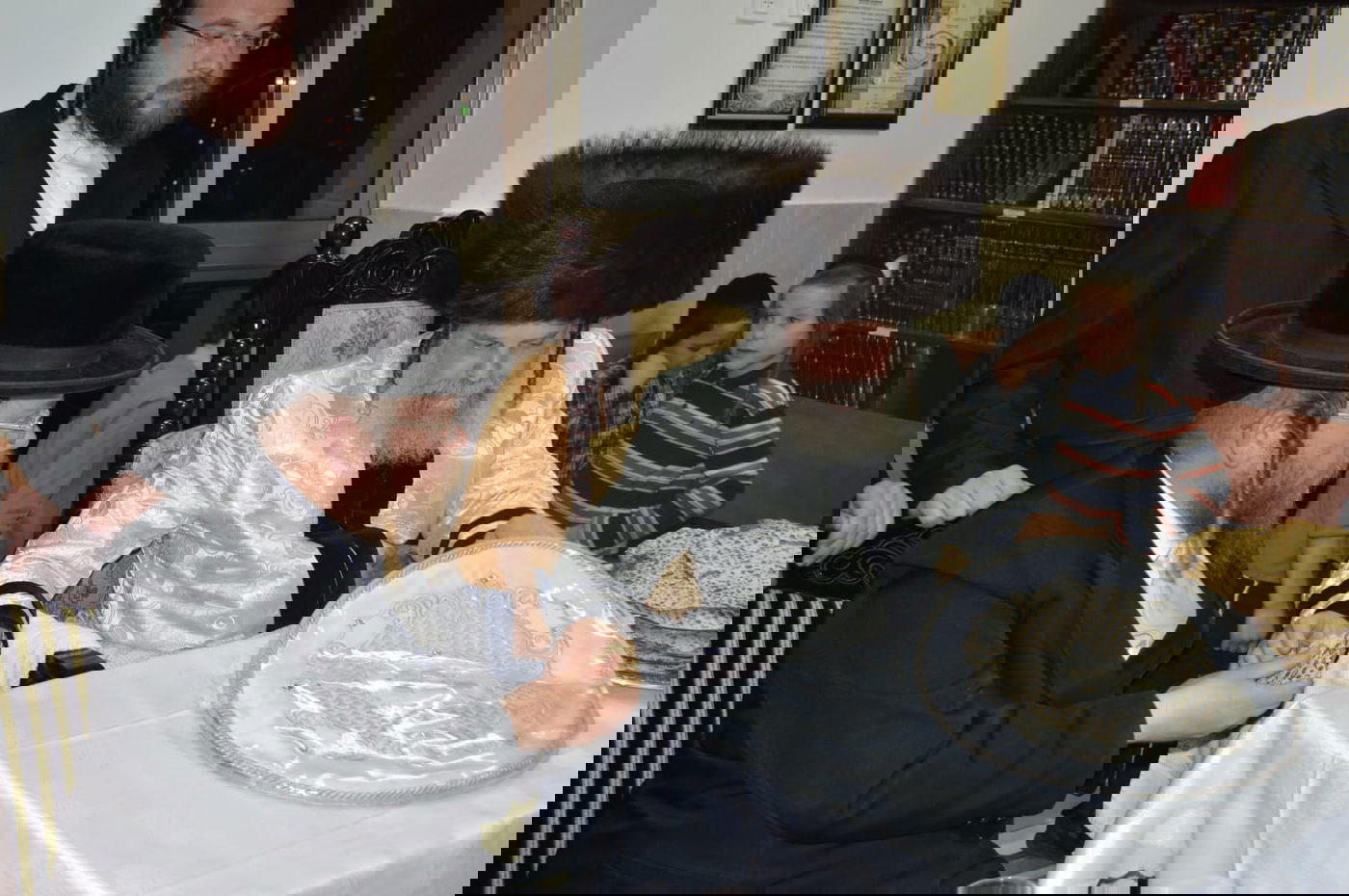 'טיש פסח שני' בחצר נדבורנה-ביתר. תיעוד