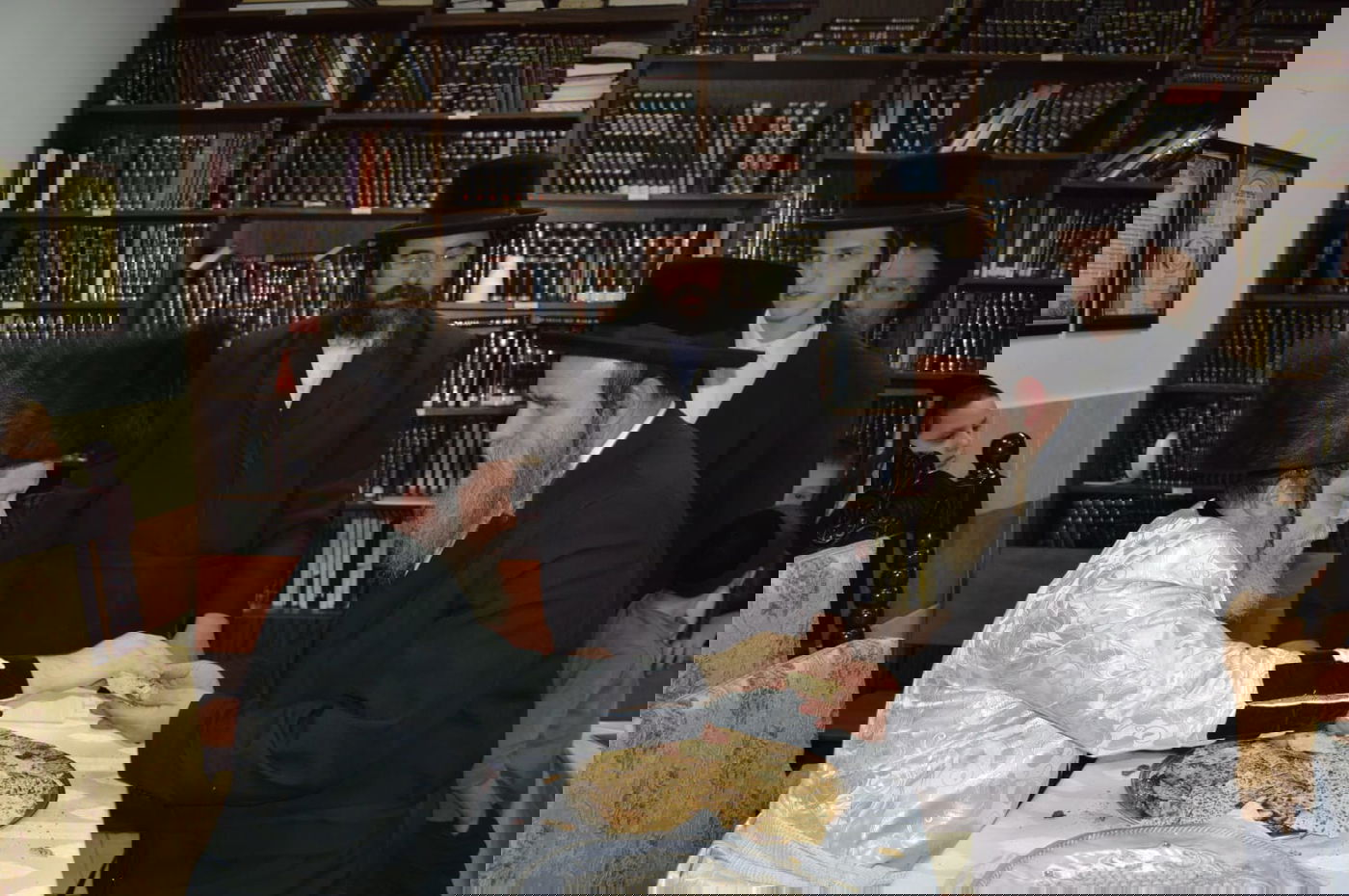 'טיש פסח שני' בחצר נדבורנה-ביתר. תיעוד