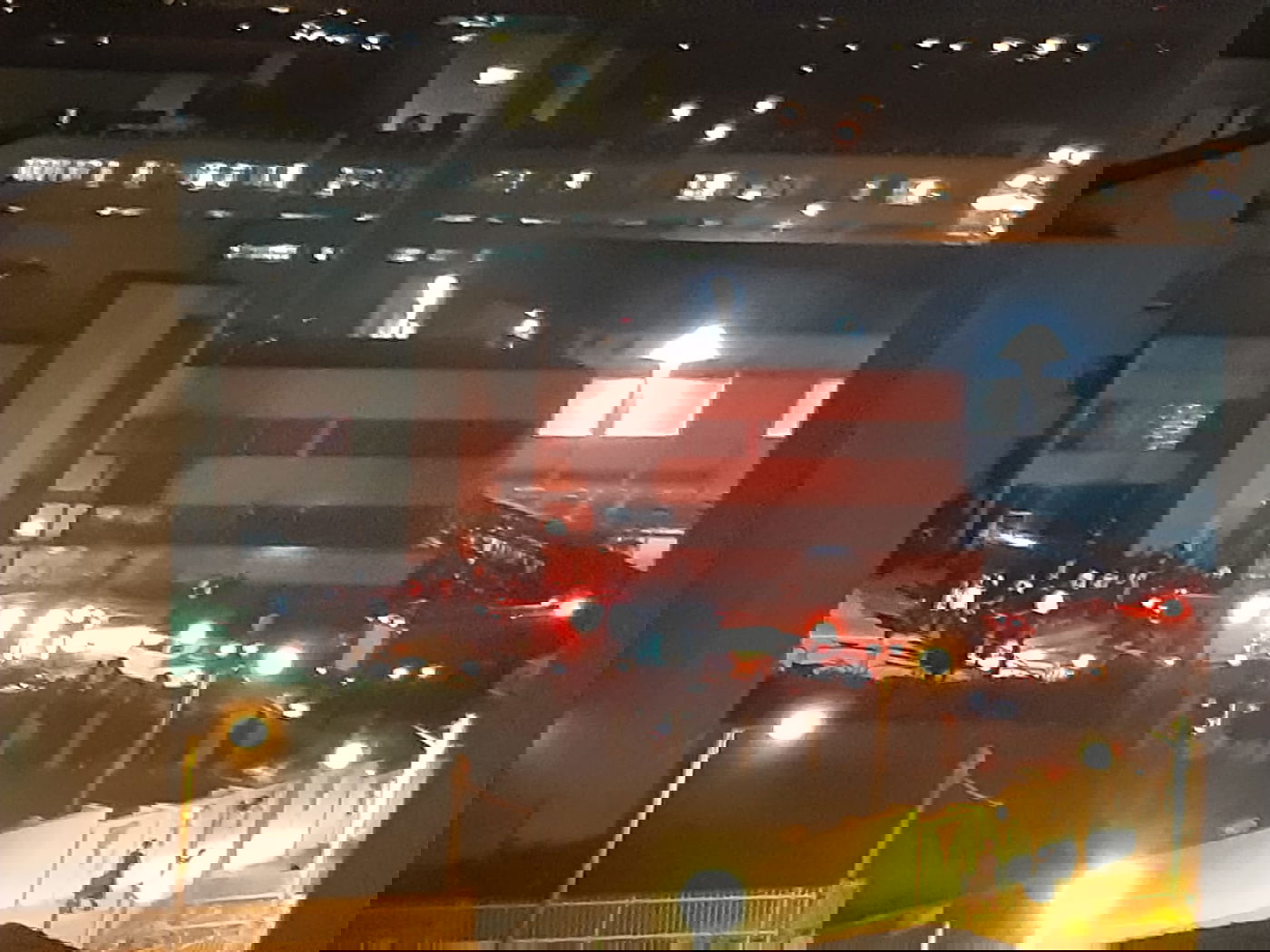 הבחורים נמלטו מבניין הישיבה אפוף העשן