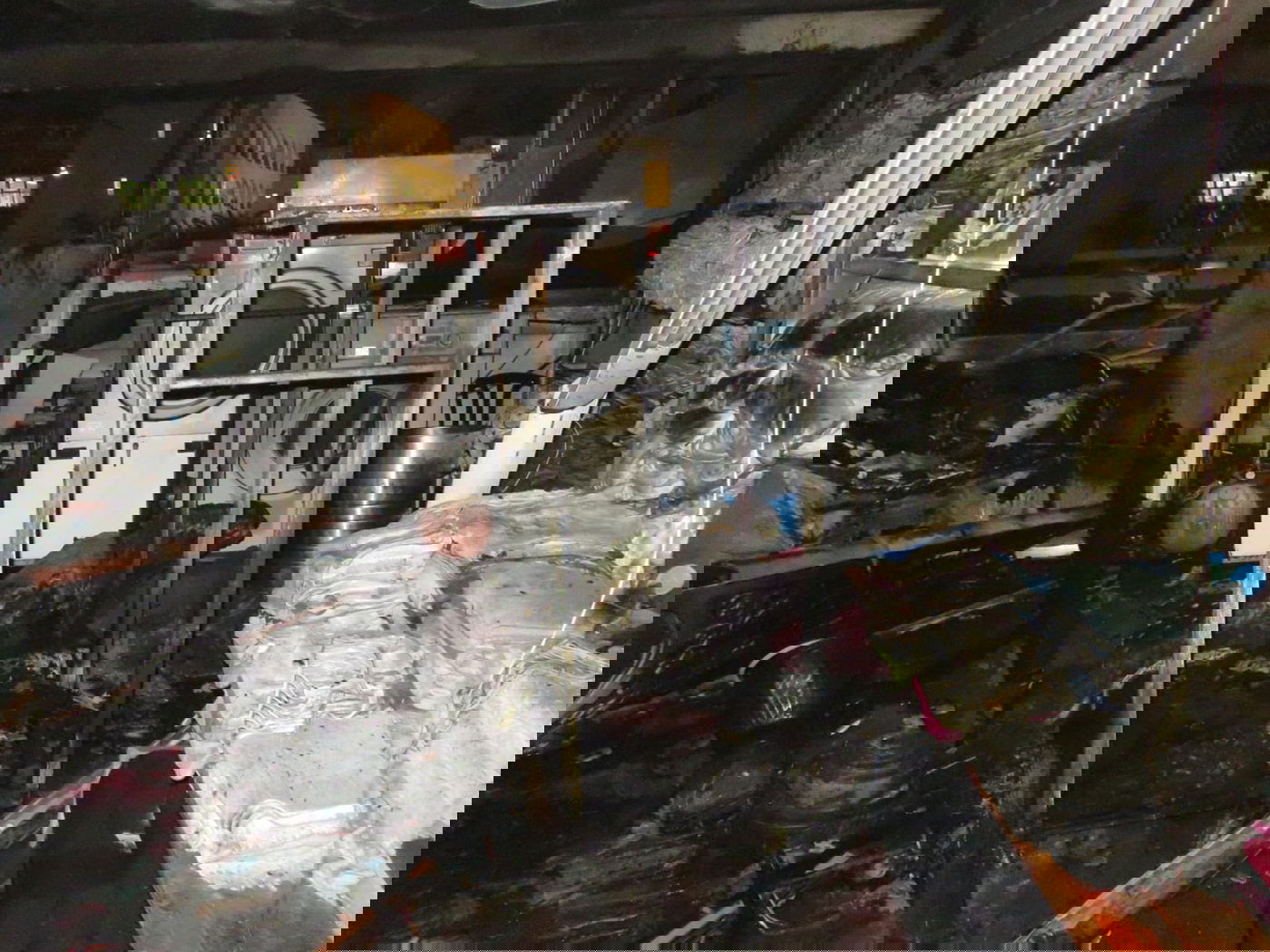 הבחורים נמלטו מבניין הישיבה אפוף העשן