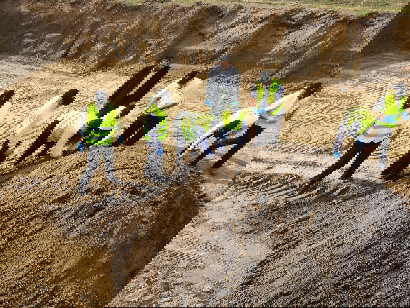 עצמותיהם של יהודי בריסק שנרצחו בשואה - מובאים לקבורה • צפו