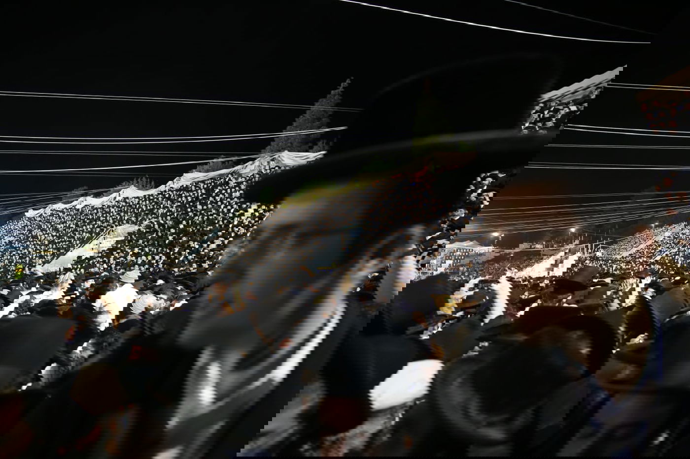 מירון: צפו במעמד ההדלקה המרכזי של האדמו"ר מבאיאן