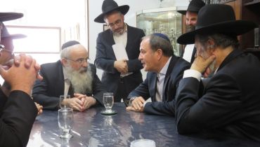 לסרי בביתו של הגר"מ שמידע, לפני הבחירות