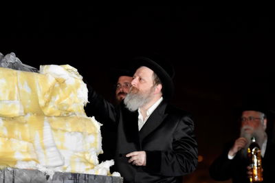 תיעוד: הדלקת המדורה של הרבי מדז'יקוב ויז'ניץ