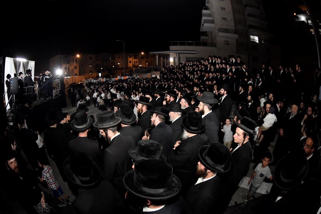 תיעוד: הדלקת המדורה של הרבי מדז'יקוב ויז'ניץ