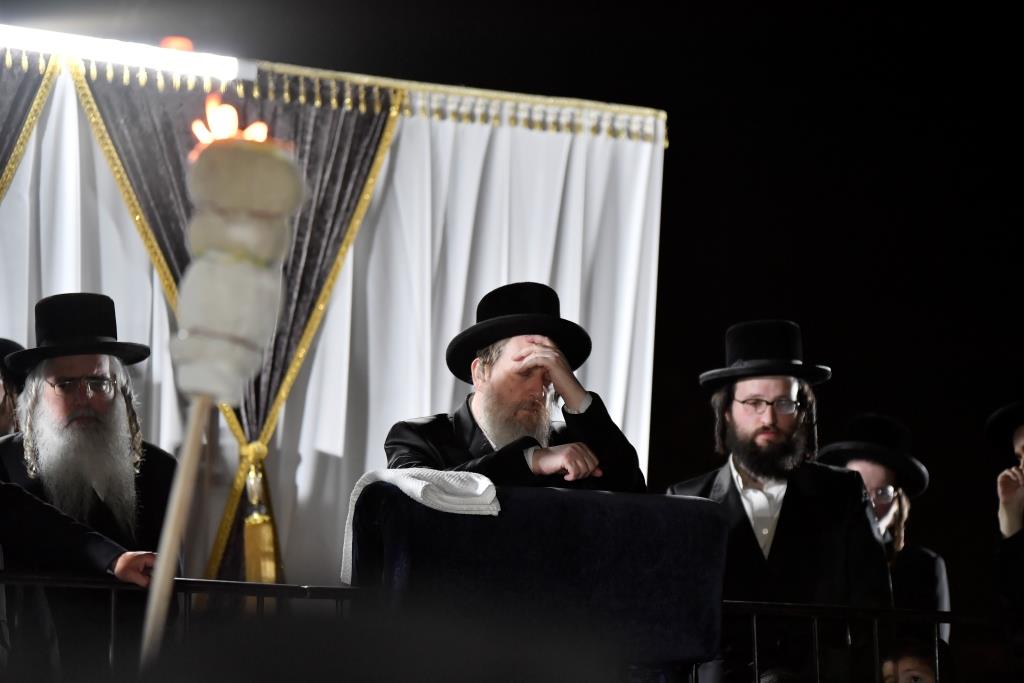 תיעוד: הדלקת המדורה של הרבי מדז'יקוב ויז'ניץ