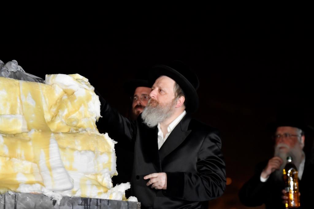 תיעוד: הדלקת המדורה של הרבי מדז'יקוב ויז'ניץ