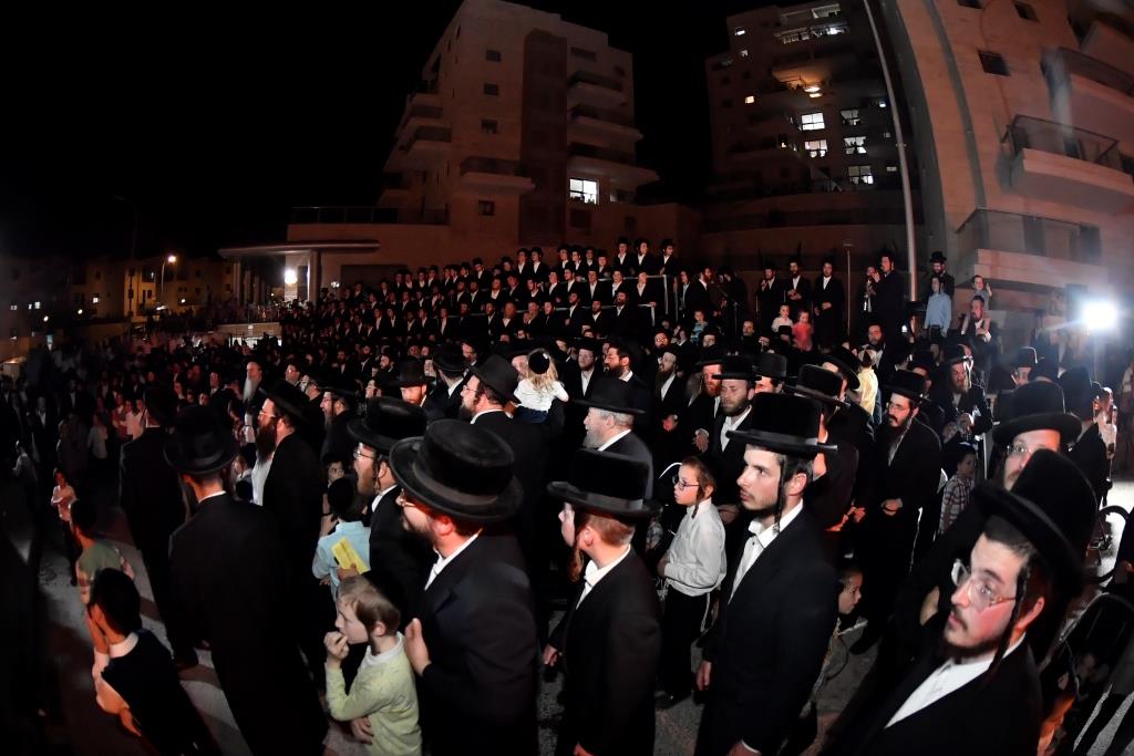 תיעוד: הדלקת המדורה של הרבי מדז'יקוב ויז'ניץ