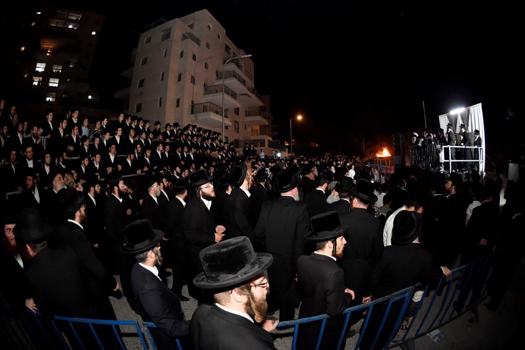 תיעוד: הדלקת המדורה של הרבי מדז'יקוב ויז'ניץ