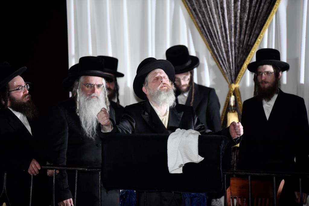 תיעוד: הדלקת המדורה של הרבי מדז'יקוב ויז'ניץ