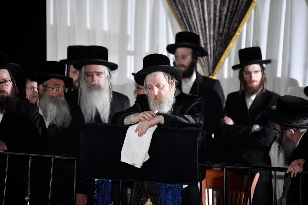 תיעוד: הדלקת המדורה של הרבי מדז'יקוב ויז'ניץ