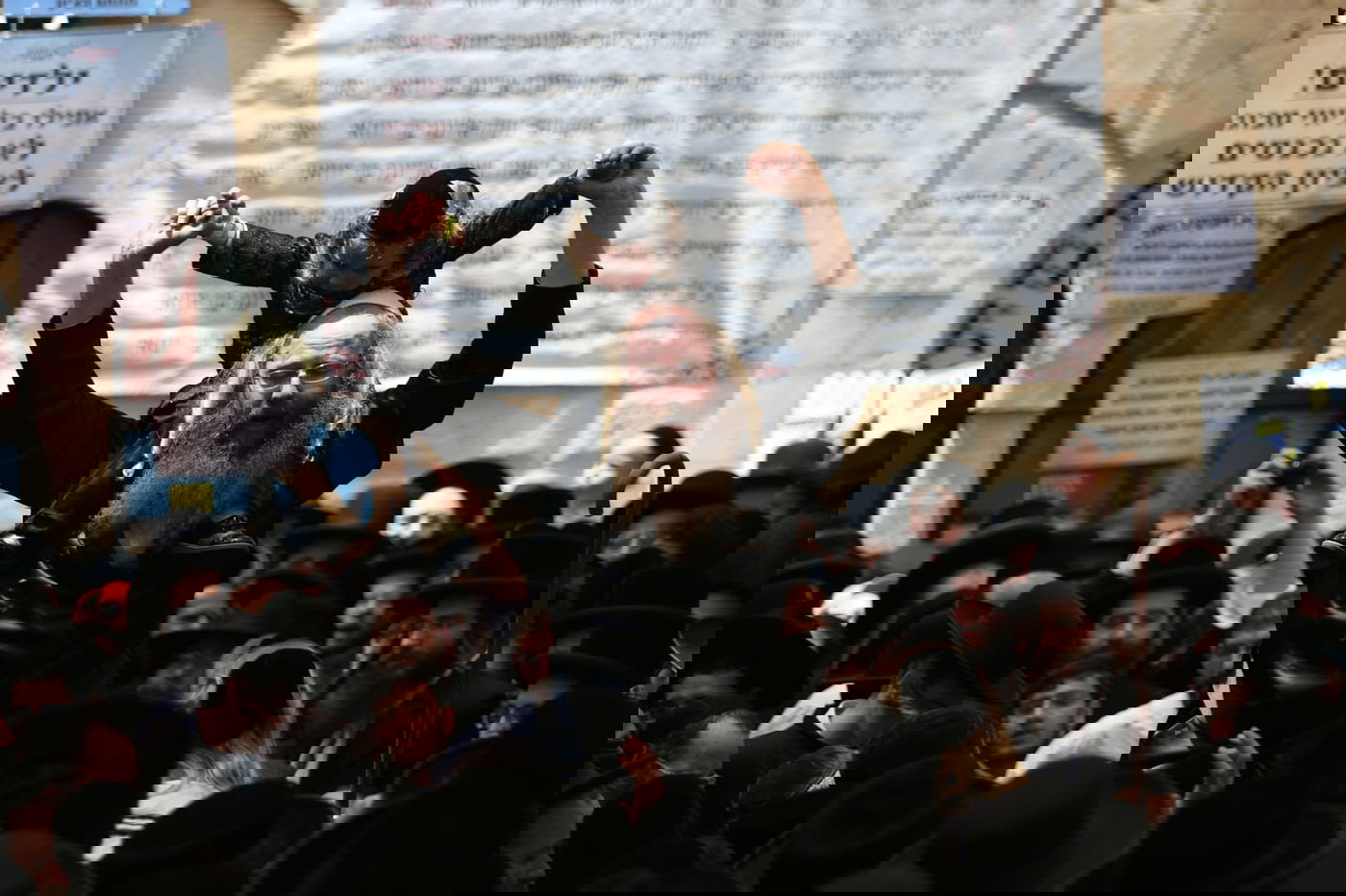 שמחה ללא הפסקה: צפו בחצר ציון הרשב"י