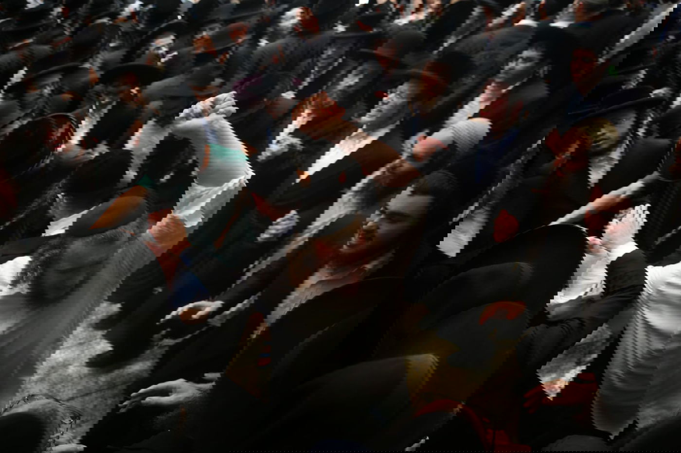 שמחה ללא הפסקה: צפו בחצר ציון הרשב"י