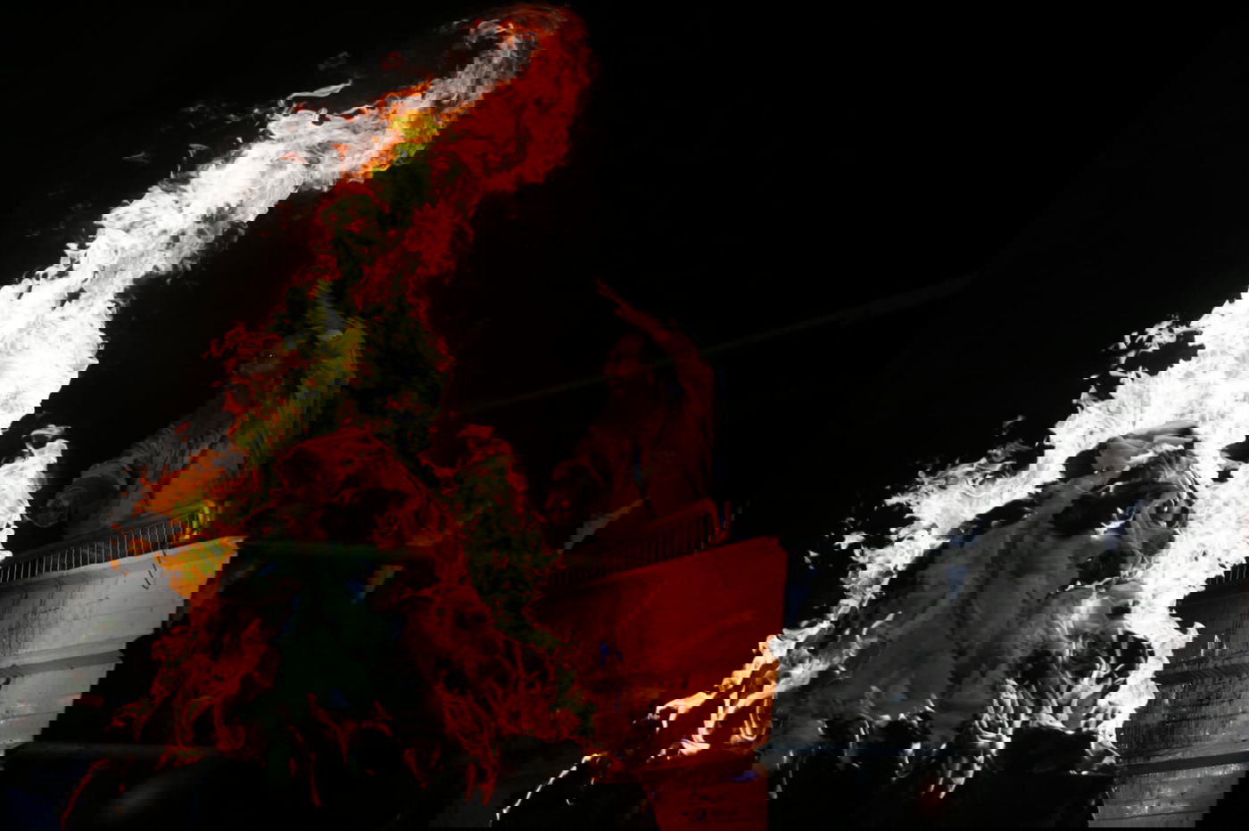 תיעוד מיוחד: ההדלקה של ר' מיילך בידרמן במירון