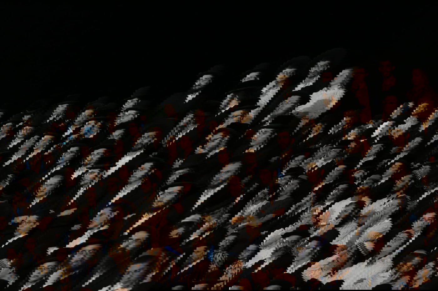 עם אלפי חסידיו; האדמו"ר מזוועהיל במירון