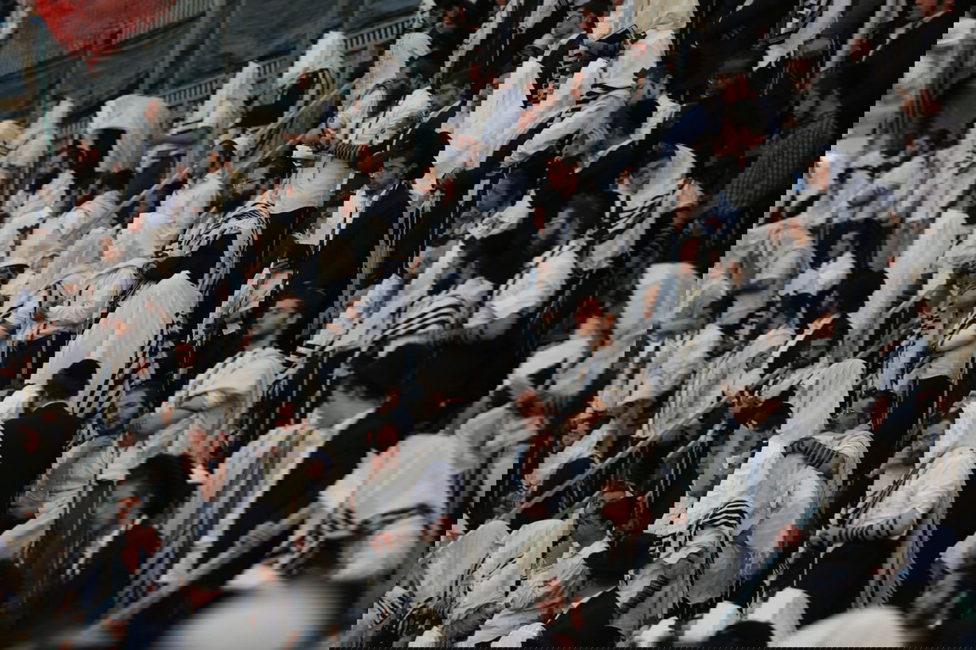 המונים בתפילה שחרית בציון הרשב"י במירון; כ- 400 נפגעו