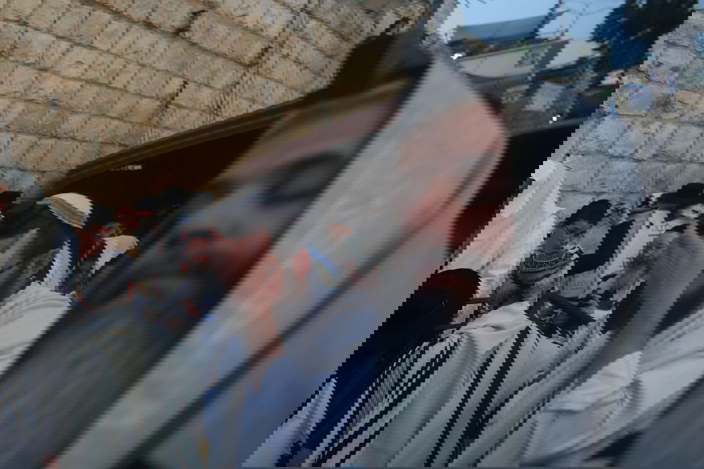 המונים בתפילה שחרית בציון הרשב"י במירון; כ- 400 נפגעו