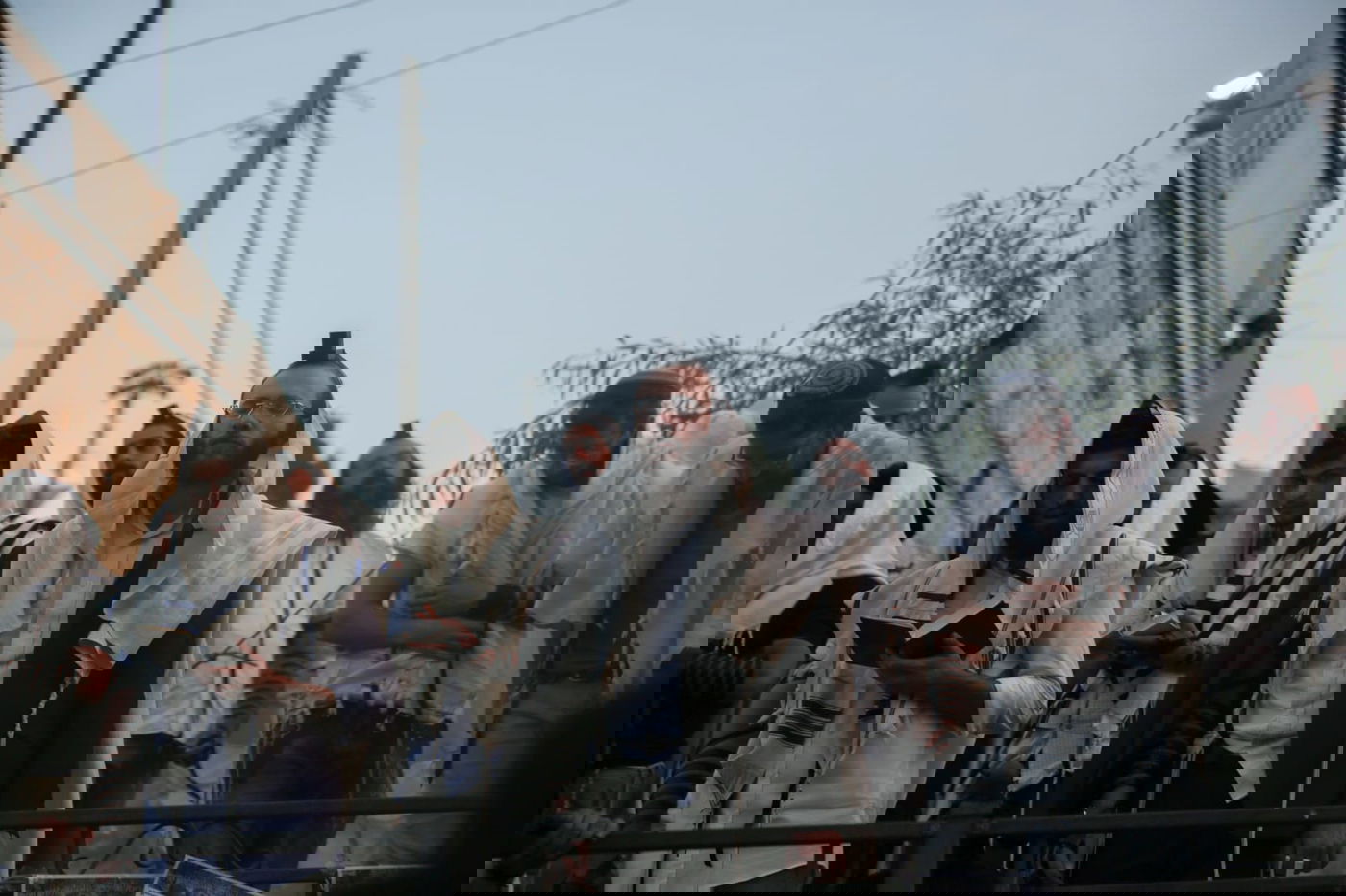 המונים בתפילה שחרית בציון הרשב"י במירון; כ- 400 נפגעו