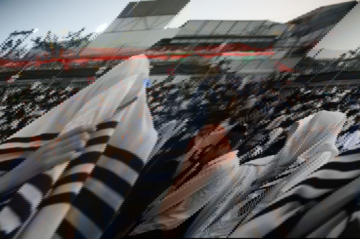 המונים בתפילה שחרית בציון הרשב"י במירון; כ- 400 נפגעו