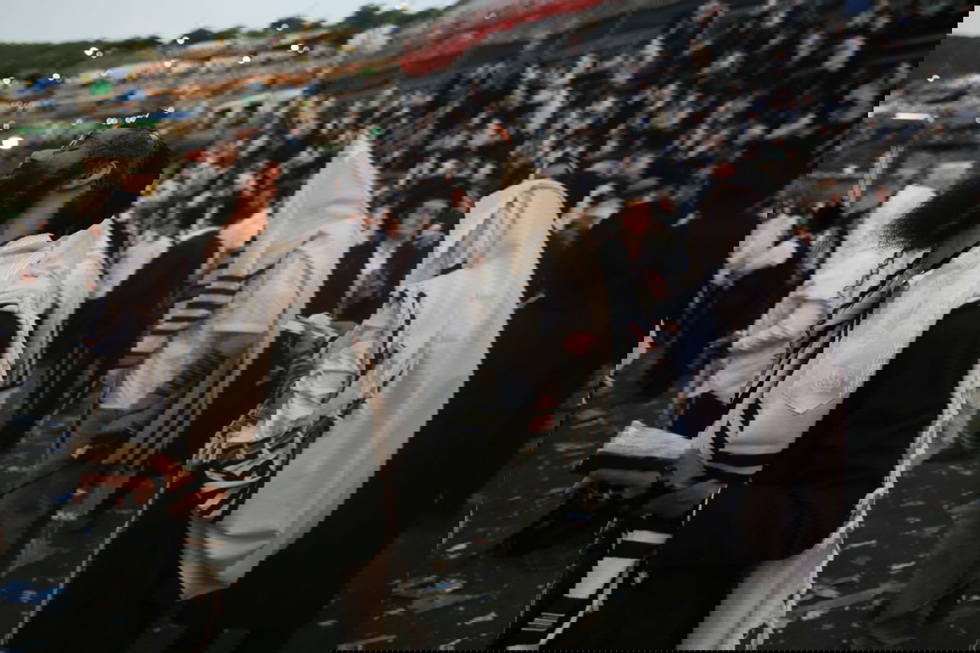 המונים בתפילה שחרית בציון הרשב"י במירון; כ- 400 נפגעו