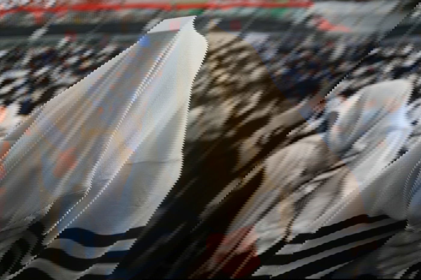 המונים בתפילה שחרית בציון הרשב"י במירון; כ- 400 נפגעו