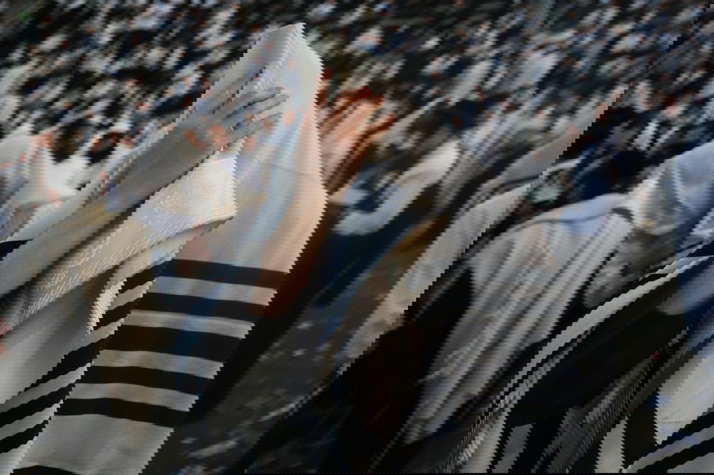 המונים בתפילה שחרית בציון הרשב"י במירון; כ- 400 נפגעו