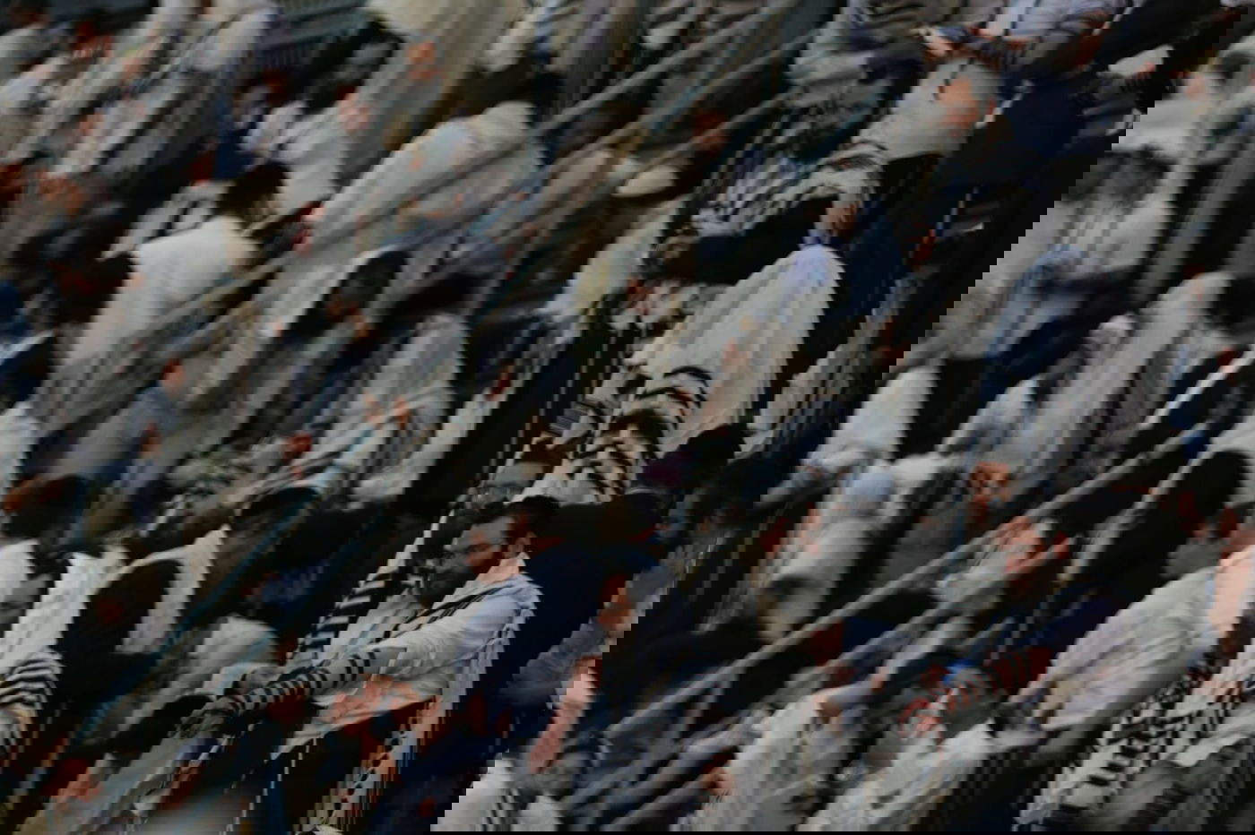 המונים בתפילה שחרית בציון הרשב"י במירון; כ- 400 נפגעו