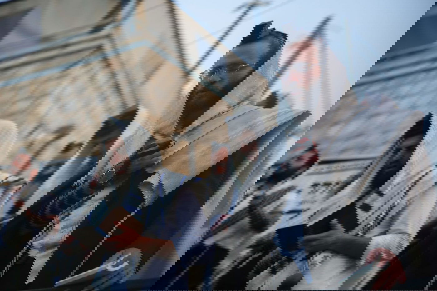 המונים בתפילה שחרית בציון הרשב"י במירון; כ- 400 נפגעו