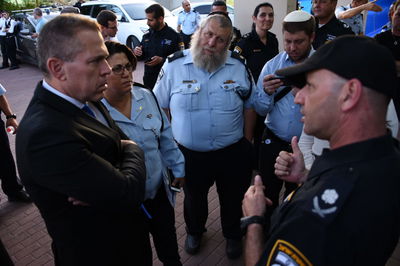 ארדן עם בכירי המשטרה