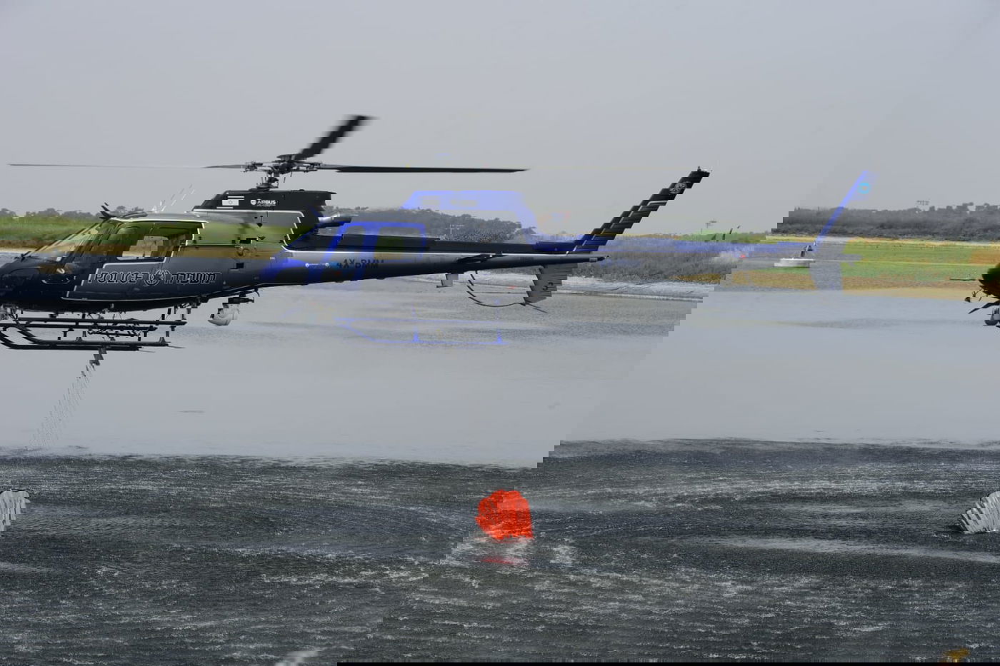 כך שואב המסוק מים לכיבוי שריפות הענק