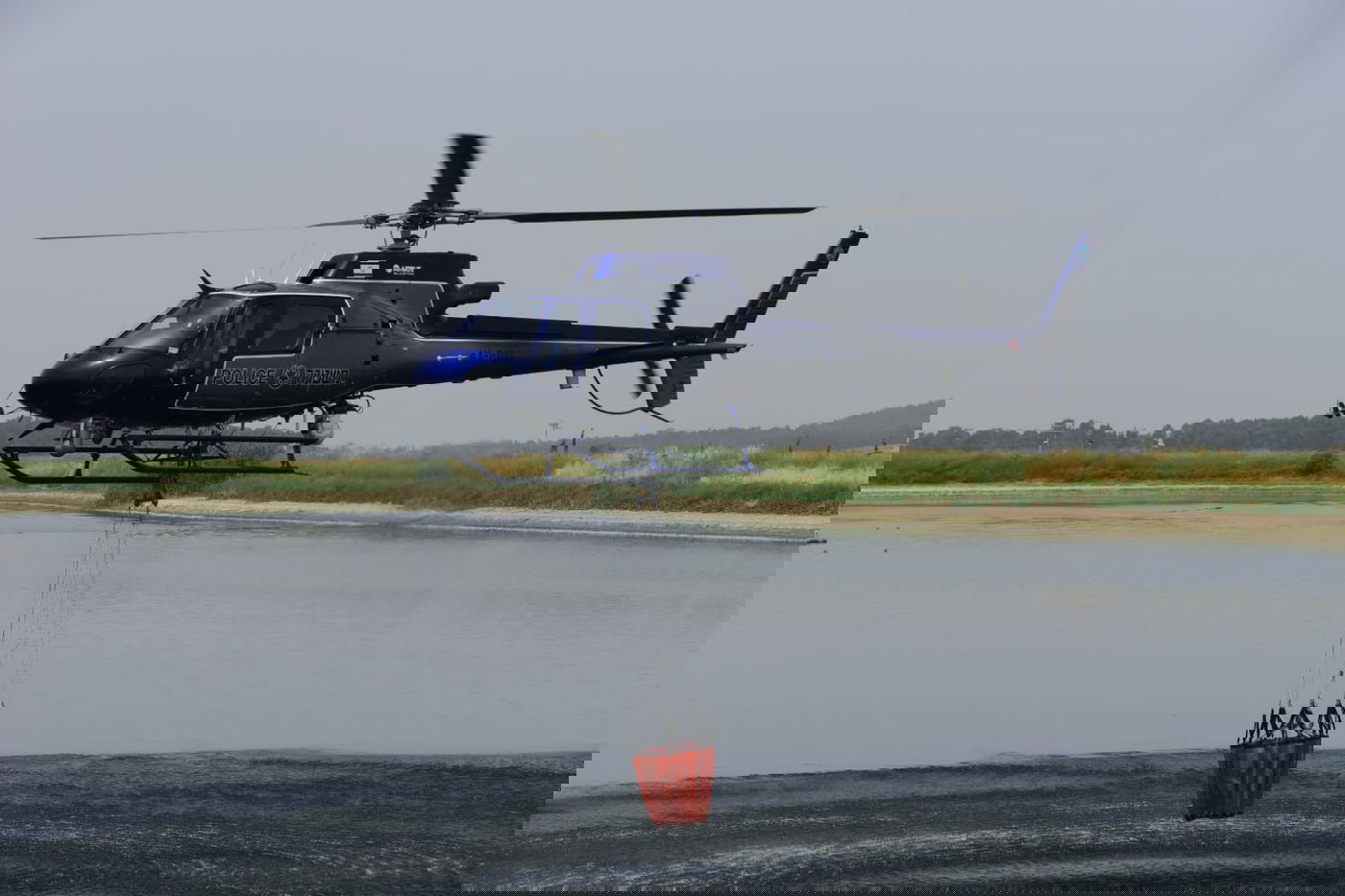 כך שואב המסוק מים לכיבוי שריפות הענק