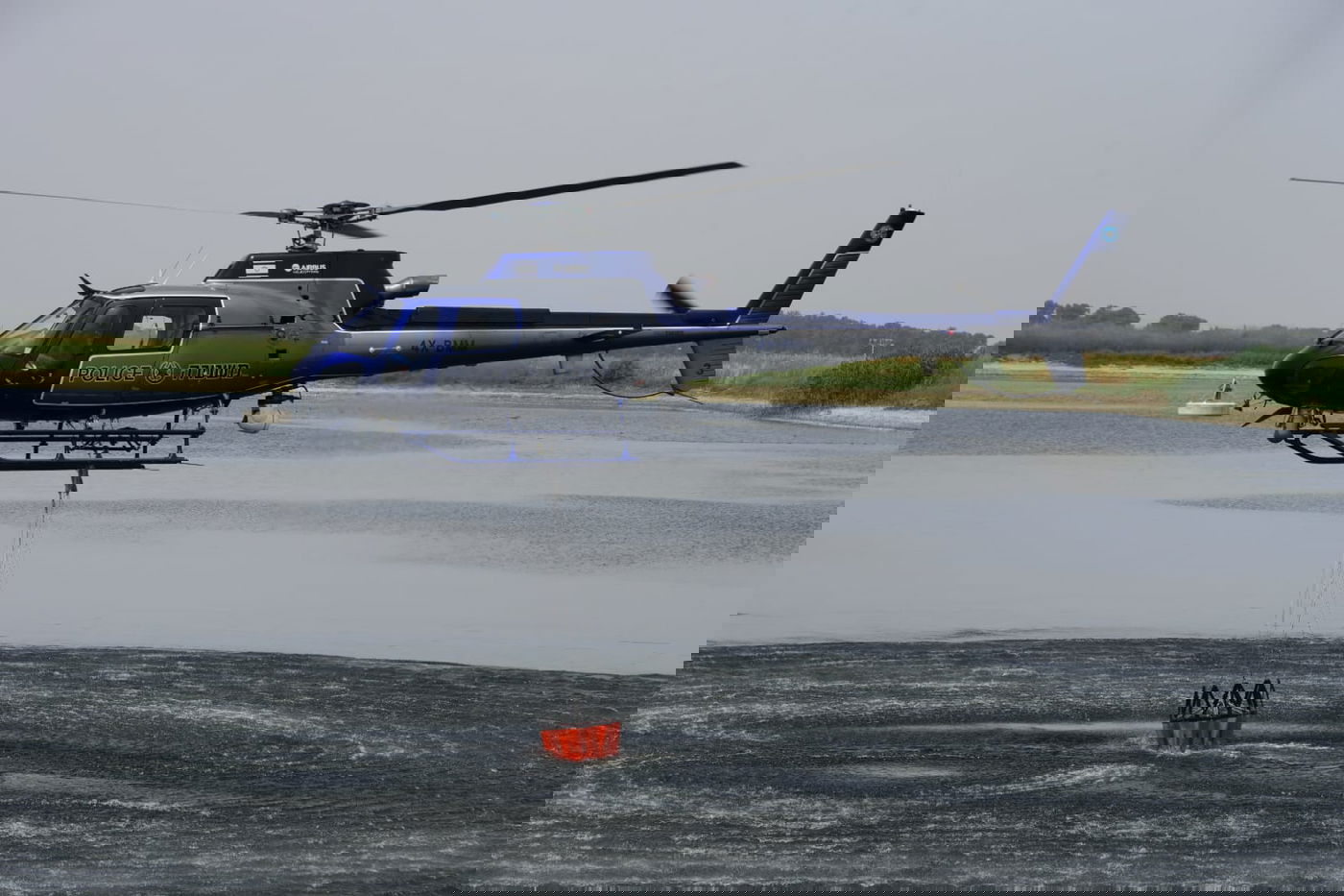 כך שואב המסוק מים לכיבוי שריפות הענק