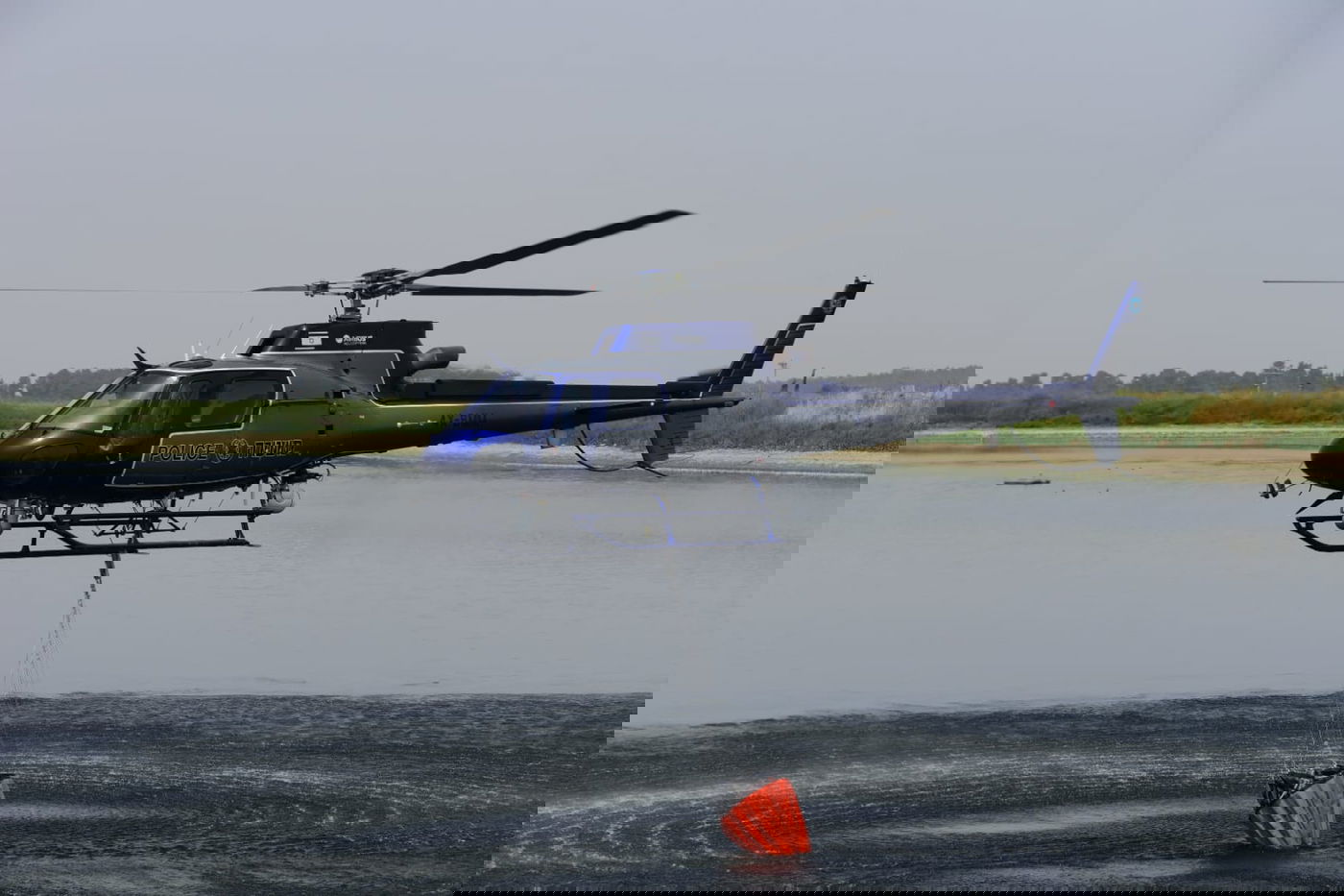 כך שואב המסוק מים לכיבוי שריפות הענק