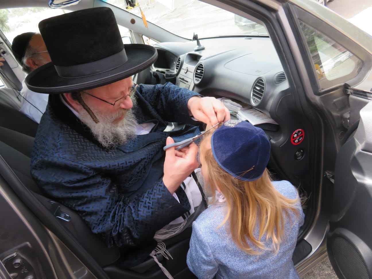 האדמו"ר מנדבורנא באניא במעמד ה'חלאקה' במירון