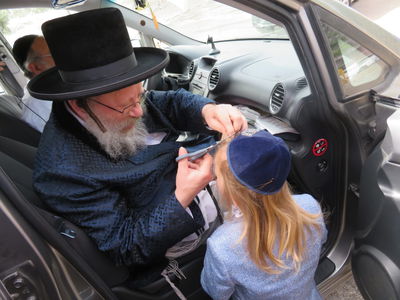 האדמו"ר מנדבורנא באניא במעמד ה'חלאקה' במירון