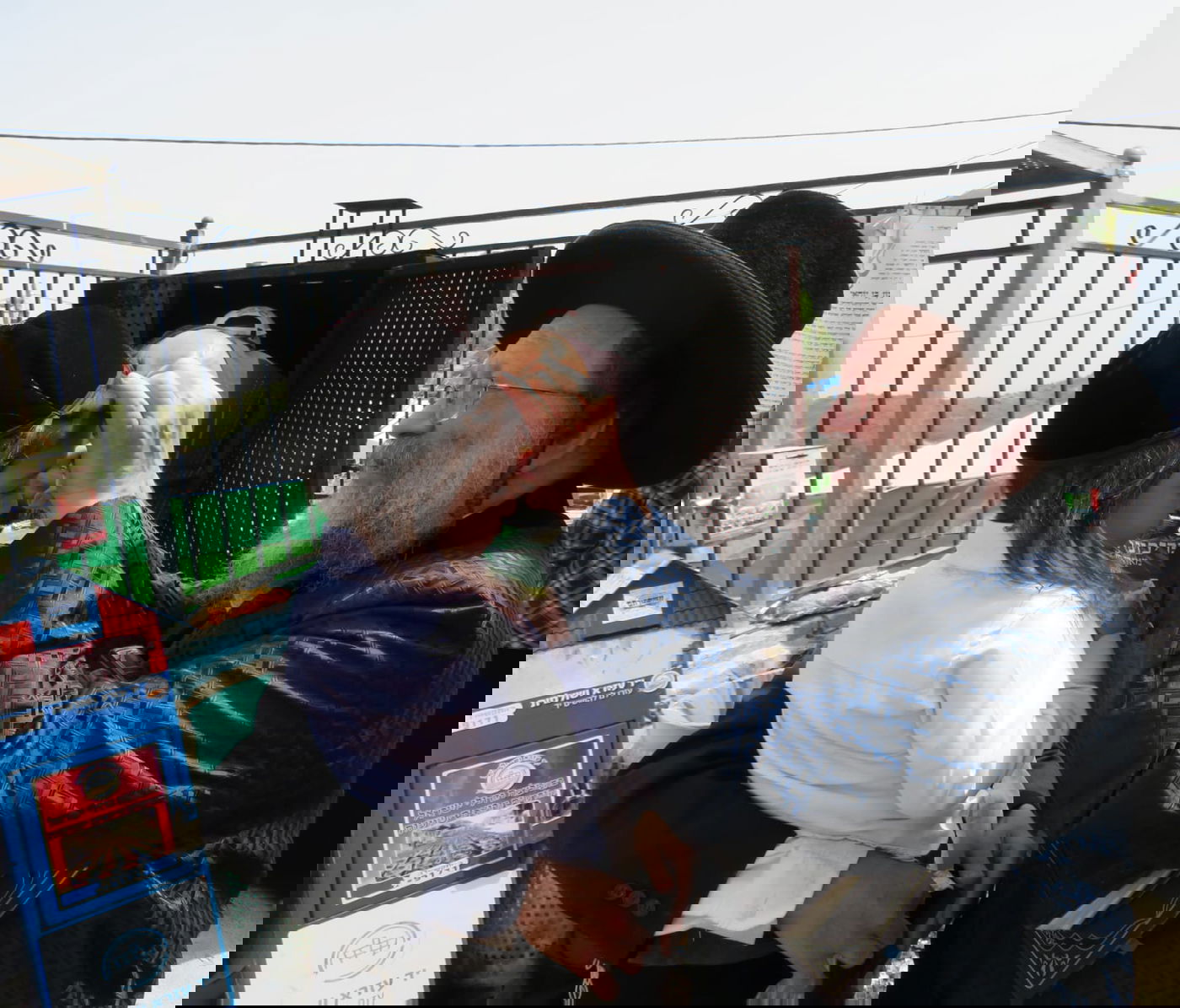 האדמו"ר מנדבורנא באניא במעמד ה'חלאקה' במירון