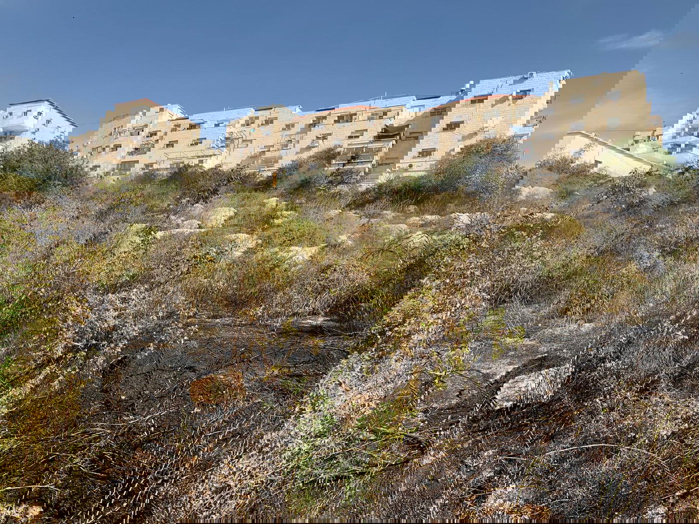 הכבאים הצליחו להשתלט על שריפה גדולה בבית שמש