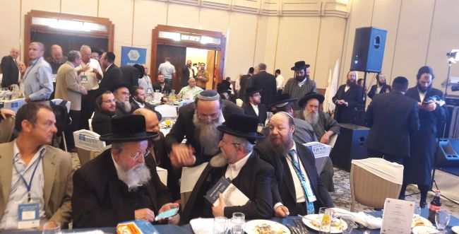 הרב מנחם בורשטין באירוע רפואי עם בכירים בתחום