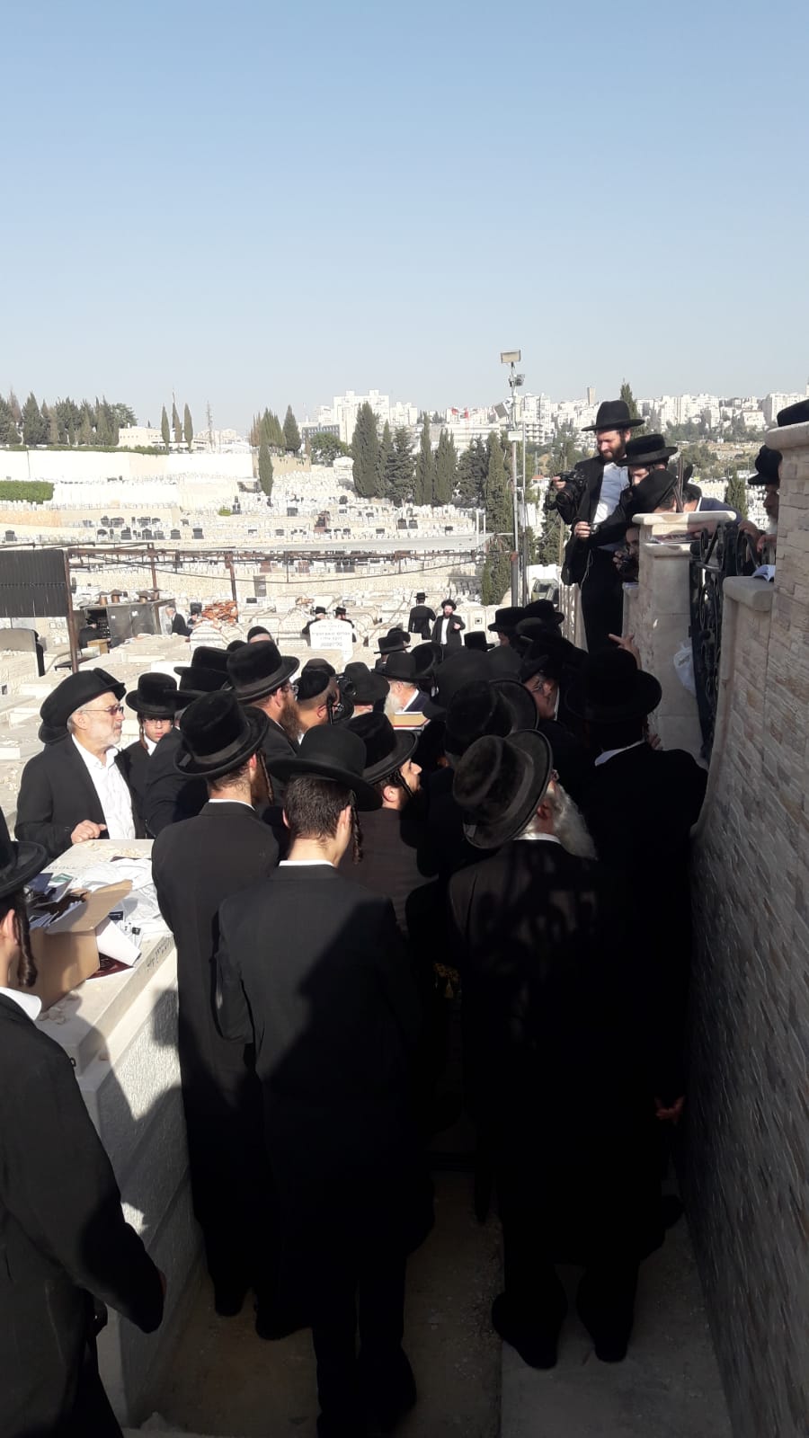 תיעוד: מעמד הקמת המצבה לאדמו"ר מקאליב