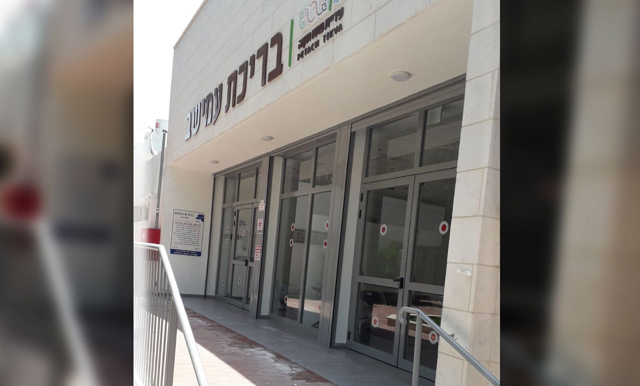 הכניסה לבריכה