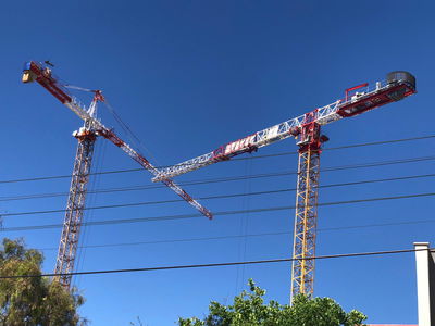 תושבת זרה הפעילה עגורן ללא רישיון ונעצרה